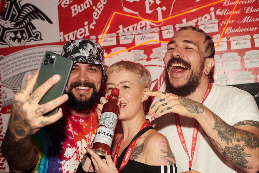 Budweiser Flips Their Label To Be More Selfie-Friendly