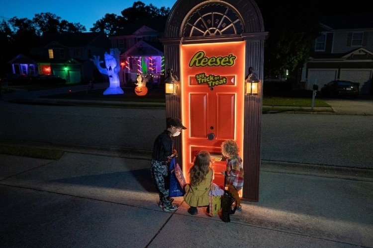 Reeses Creates a Hands-Free Trick-or-Treat With a Robotic Moving Door